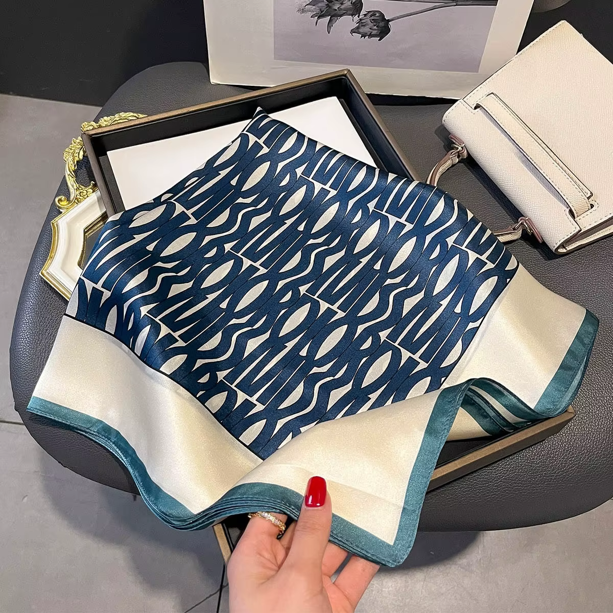 Grand foulard carré de 27 pouces pour femme