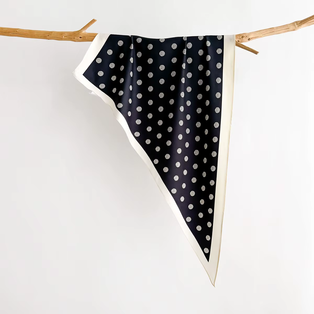 Écharpe carrée imprimée rétro pour femmes, foulards en satin doux, bandanas, hijab de luxe, foulard élégant, châles
