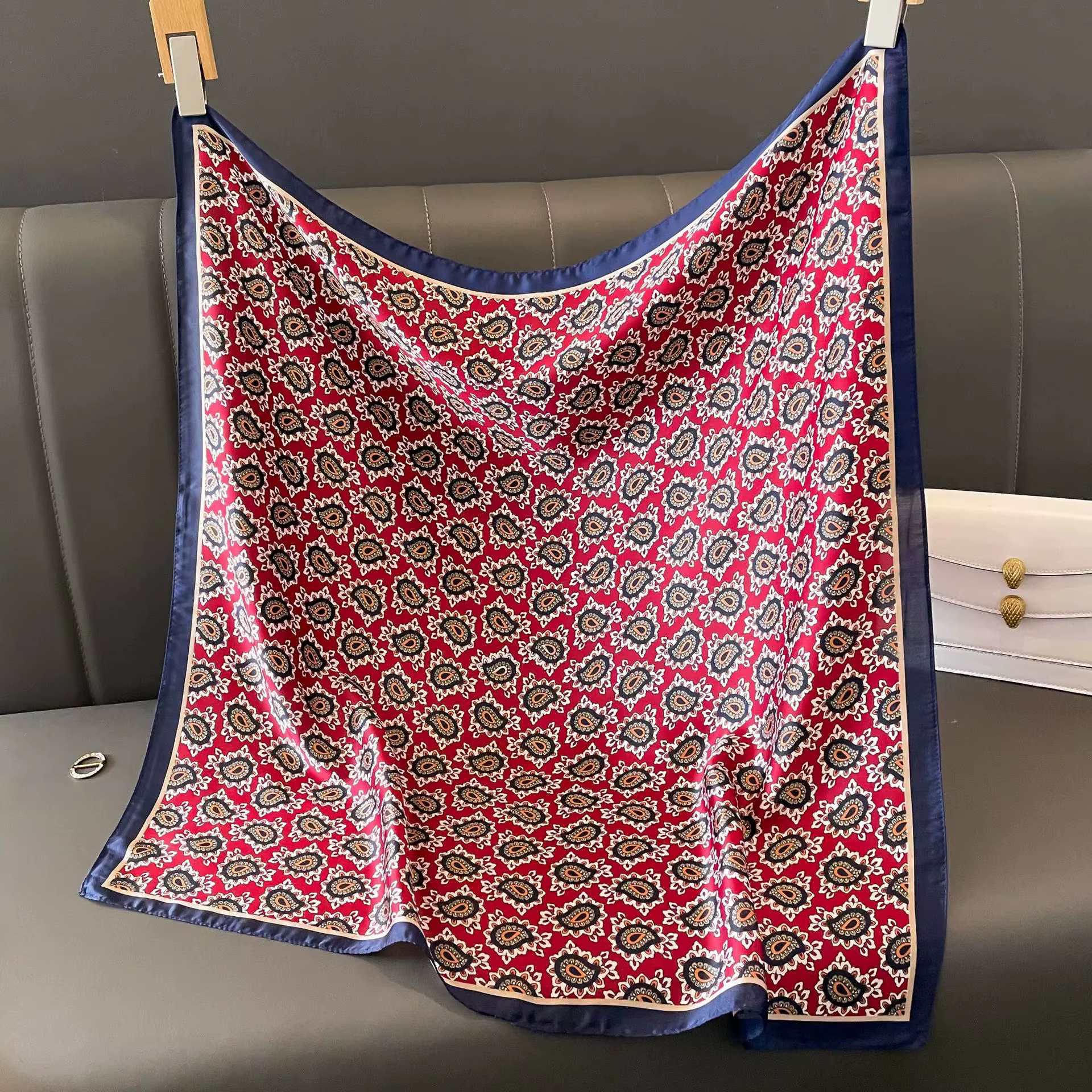 Une écharpe carrée avec motif de cajou muté