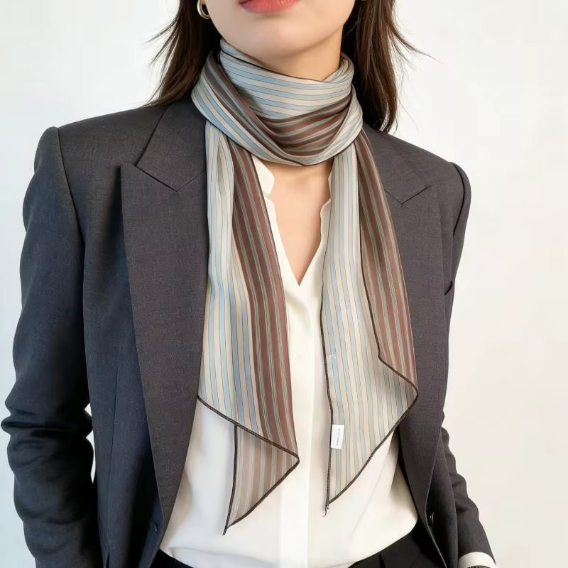 Écharpe en soie rayée pour femme
