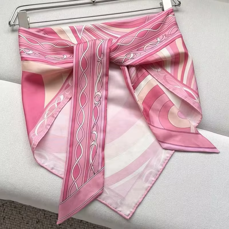 Foulard rose pour femme au design tendance avec logo signature de créateur