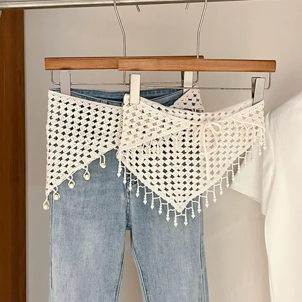Écharpe triangulaire tricotée à pompons style bohème
