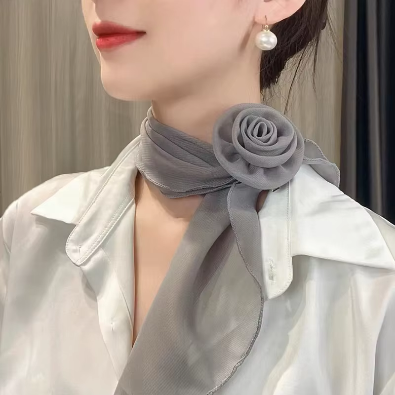 Foulard en soie au design rose élégant