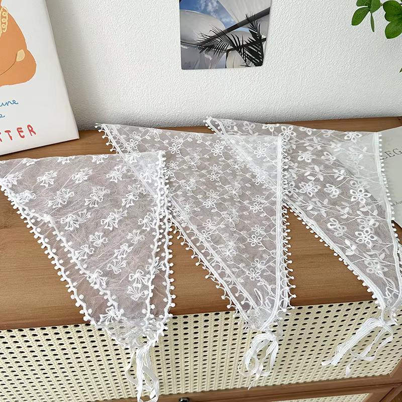 Écharpe triangulaire en dentelle