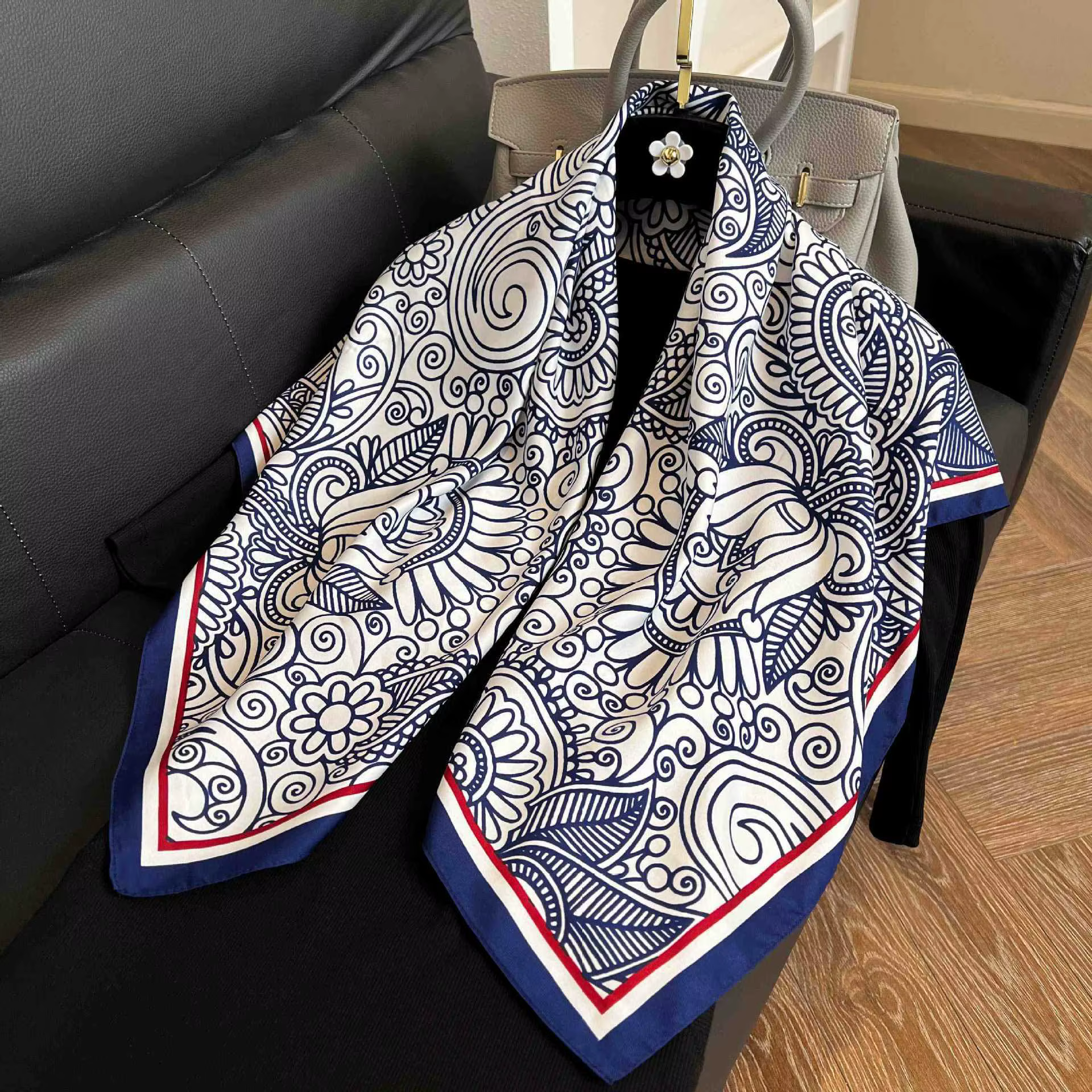 Écharpe carrée en soie de luxe pour femme