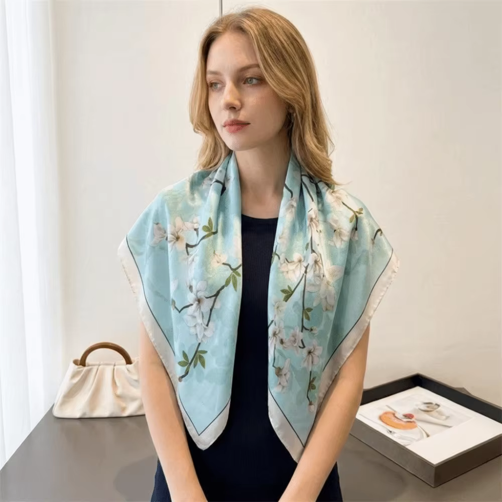 Foulard carré en soie à imprimé floral