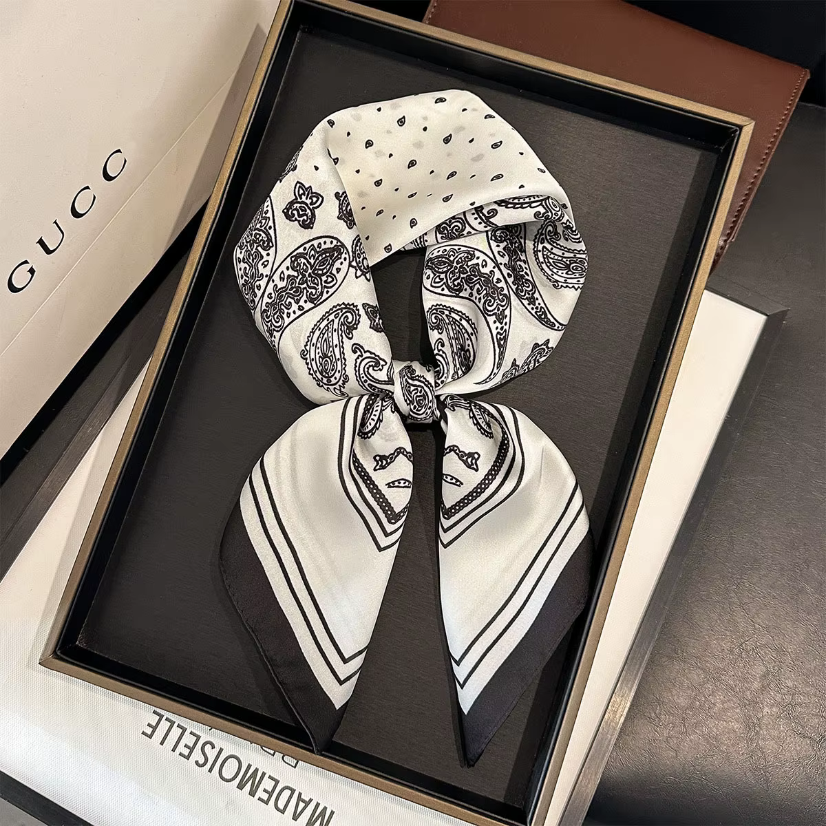 Foulard carré en soie pour femmes