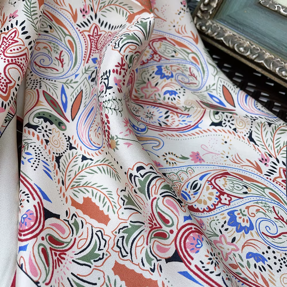 Foulard carré en soie pour femmes