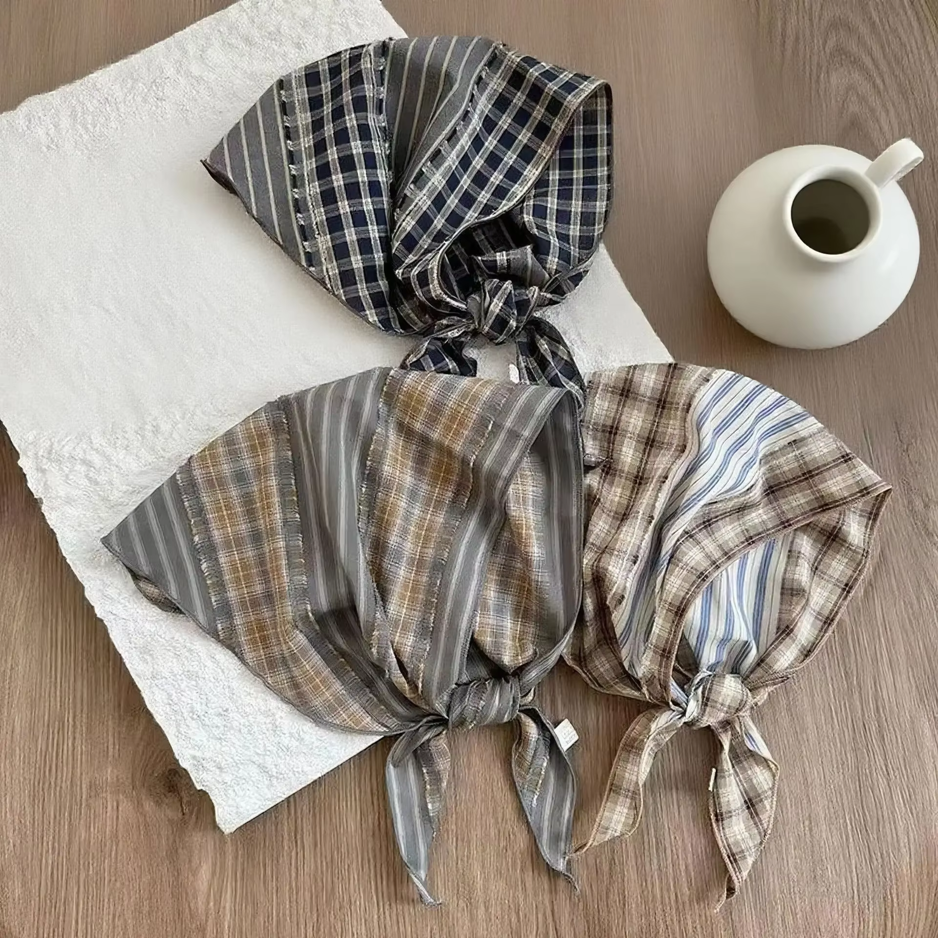 Nouvelle Collection Printemps-Été : Foulard Triangle Femme en Soie, Motif Floral Artistique Champêtre Color Block, Accessoire de Mode pour la Tête