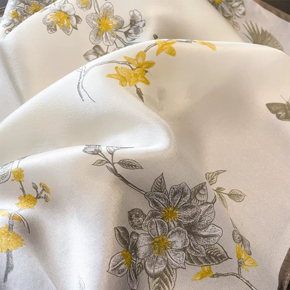Foulard carré beige en soie de mûrier 100% – Accessoire polyvalent haut de gamme pour cheveux et tenues – Idéal comme cadeau