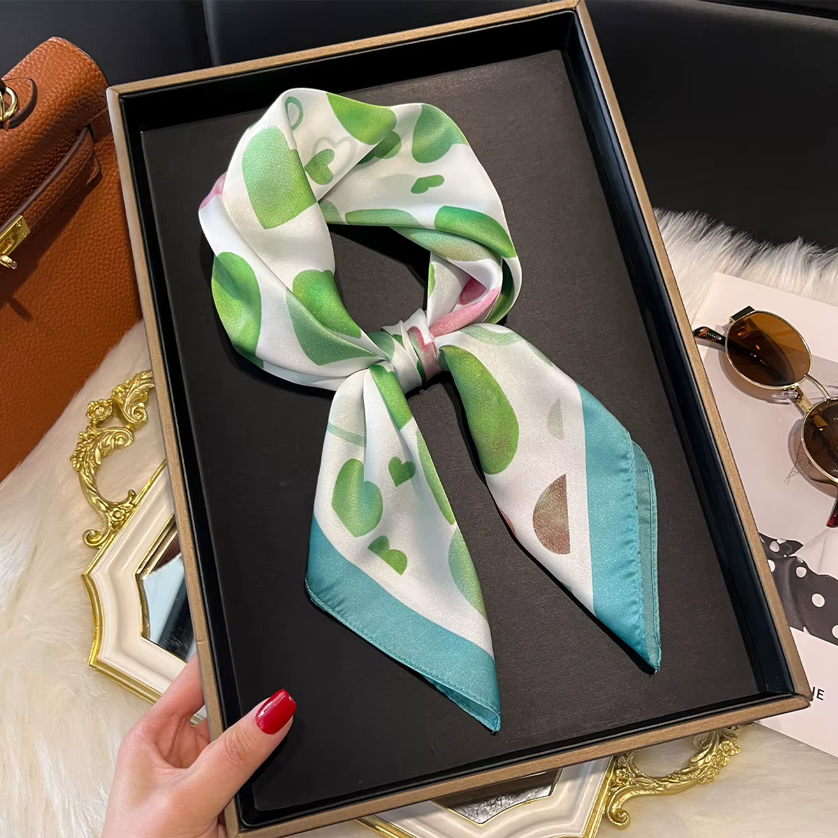 Nouveau amour imprimer 70*70 cm soie Satin cheveux écharpe femmes mouchoir imprimé femme tête carrée Bandana petit cou silencieux Hijab dame