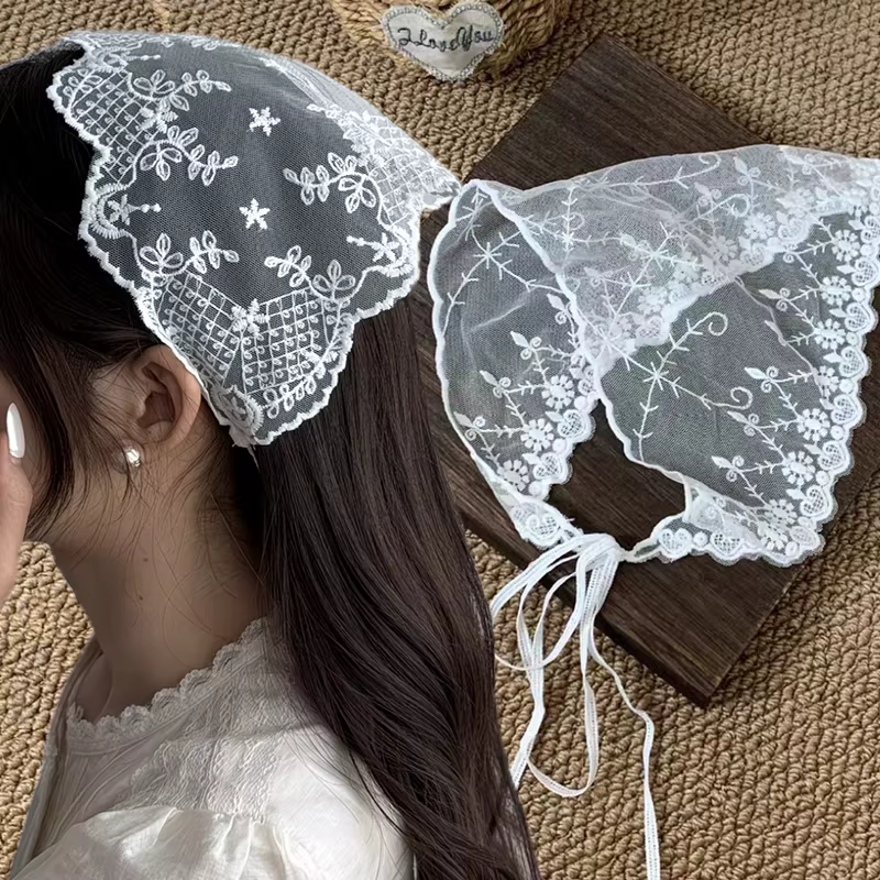 Foulard triangulaire en dentelle