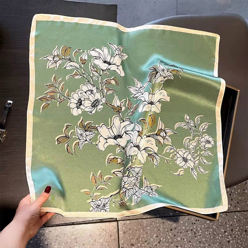 Foulard 100% Soie de Mûrier à Imprimé Floral Frais