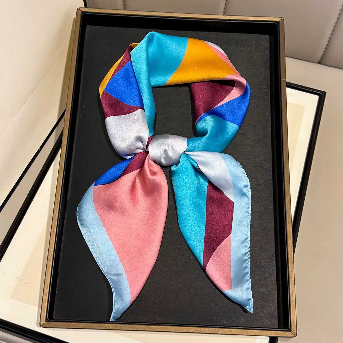Foulard carré en soie à blocs de couleur géométriques pour femme