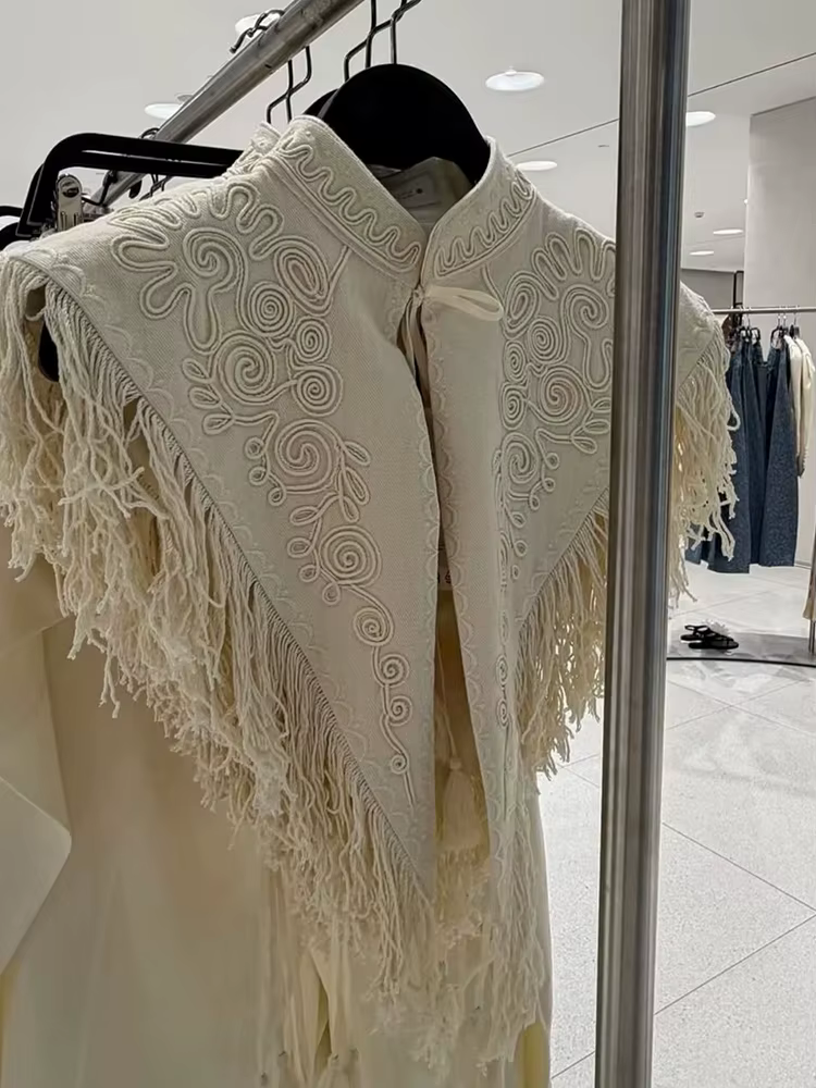 Nouvelles Écharpes Femme Broderie Mode Pompons Élégantes à Lacets Col Montant Châle Féminin Accessoires de Vacances Été 2026