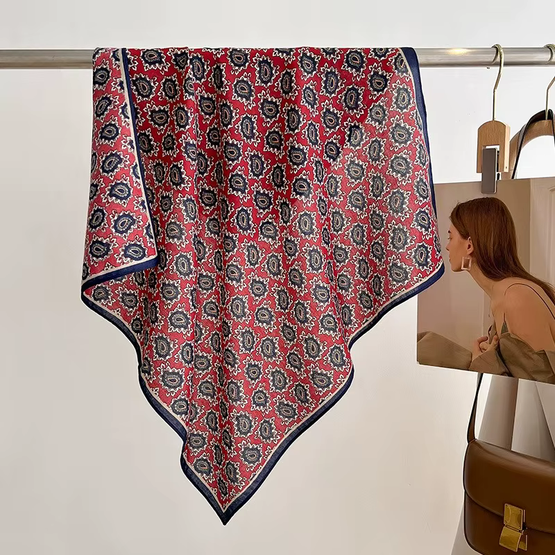 Une écharpe carrée avec motif de cajou muté