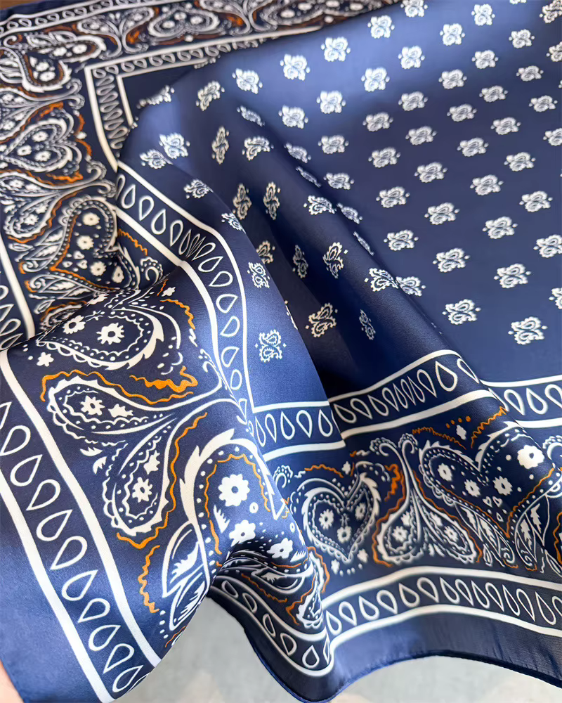 Foulard carré classique en soie bleue pour femme