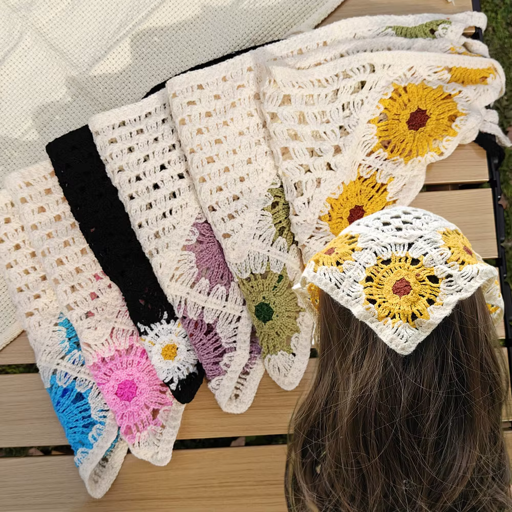 Foulard triangulaire en crochet à fleurs