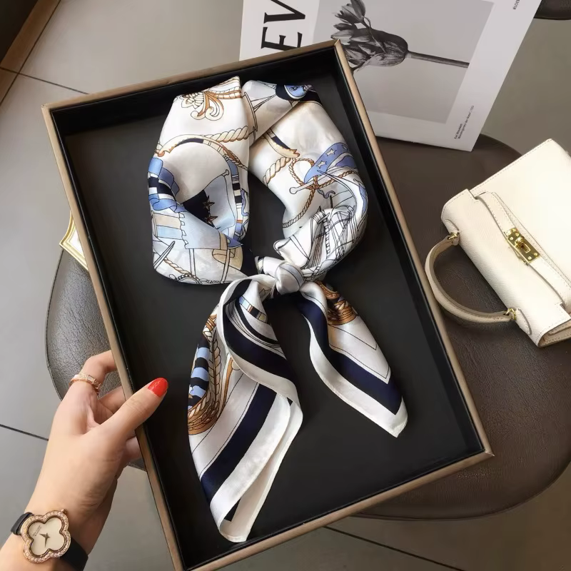 Foulard carré en satin de soie doux 53 cm