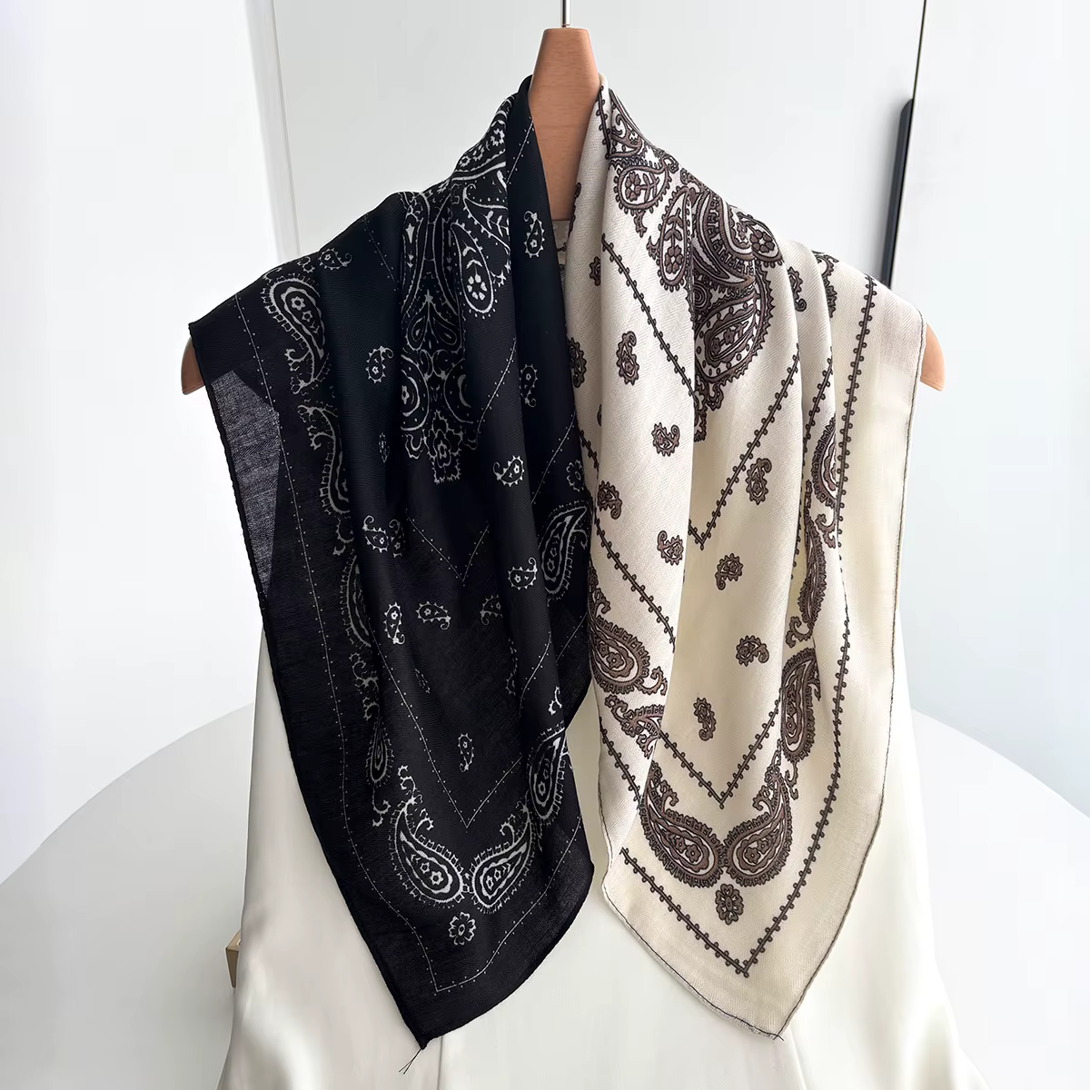 Foulard carré de luxe 70x70cm pour femmes