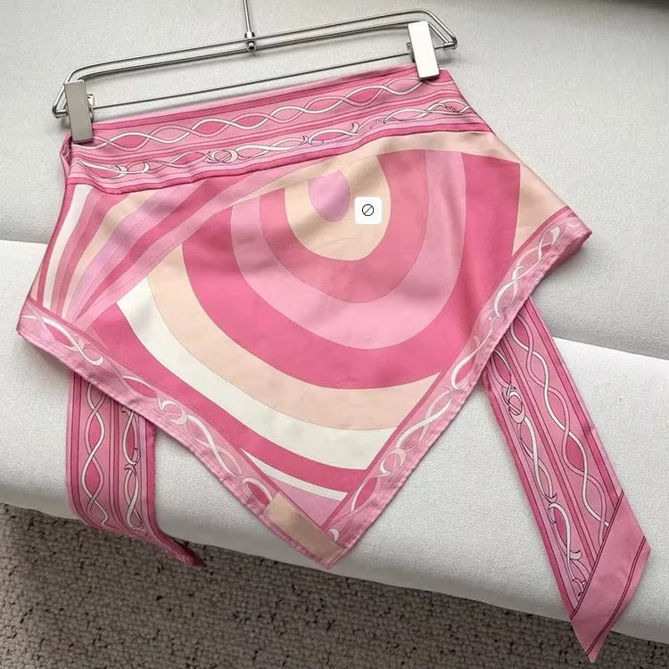 Foulard rose pour femme au design tendance avec logo signature de créateur