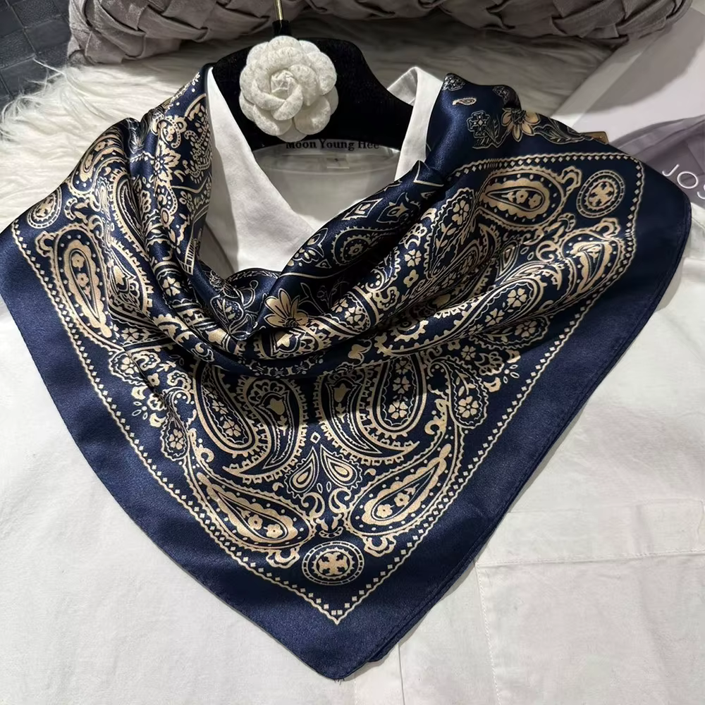 Foulard carré rétro en soie bleu marine