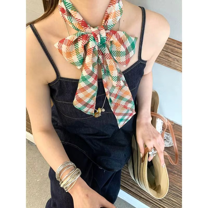 ◮ Écharpe étroite à carreaux rouges
