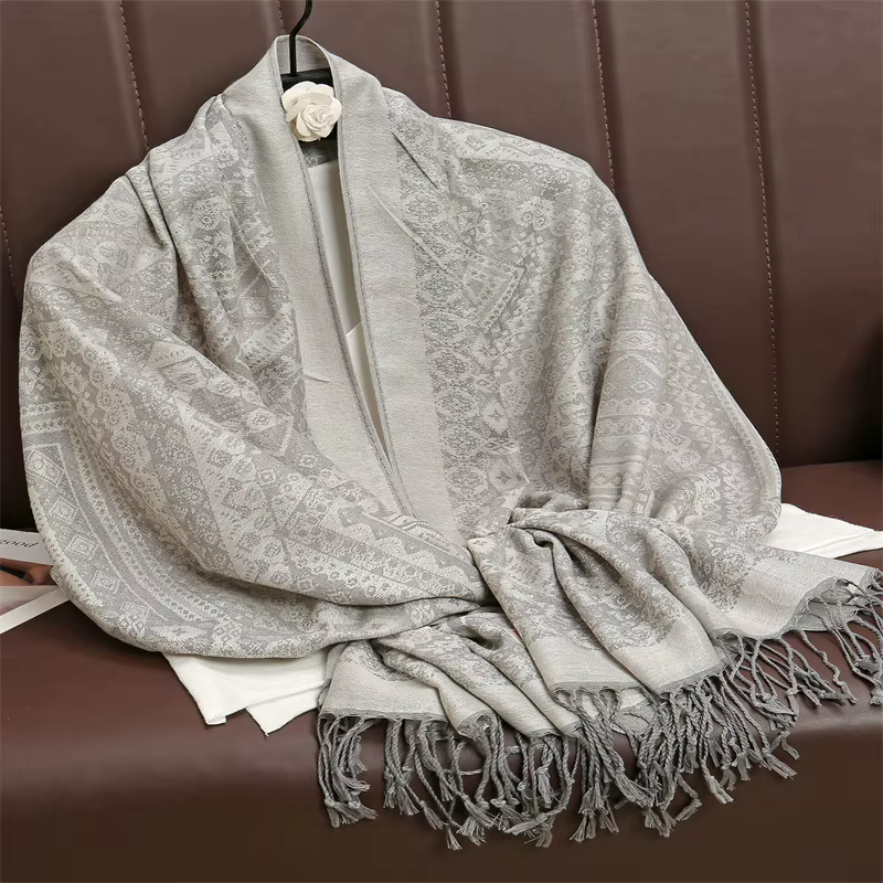 Écharpe Jacquard Gris Clair à Motif Paisley pour Femme, Châle Doux à Pompons, Élégante pour l'Automne et l'Hiver, Idéale pour le Bureau, les Trajets Quotidien, les Voyages, ou comme Cadeau