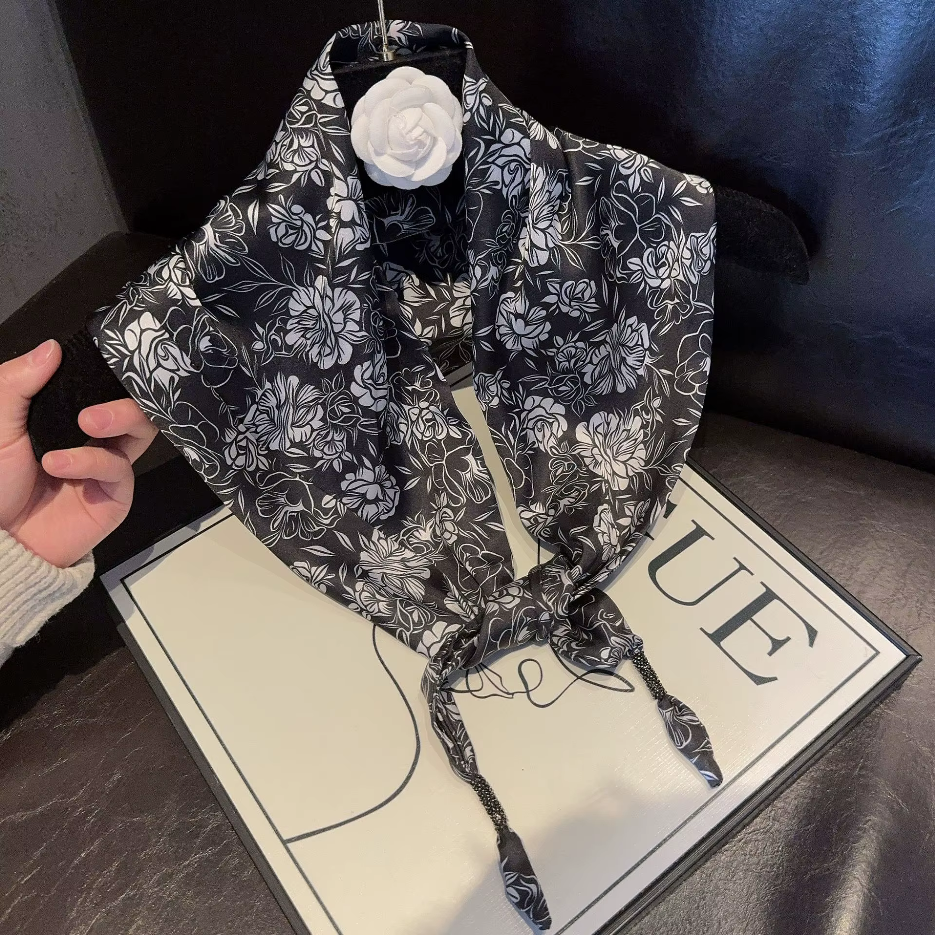 Foulard triangulaire en soie imprimé léopard pour femme