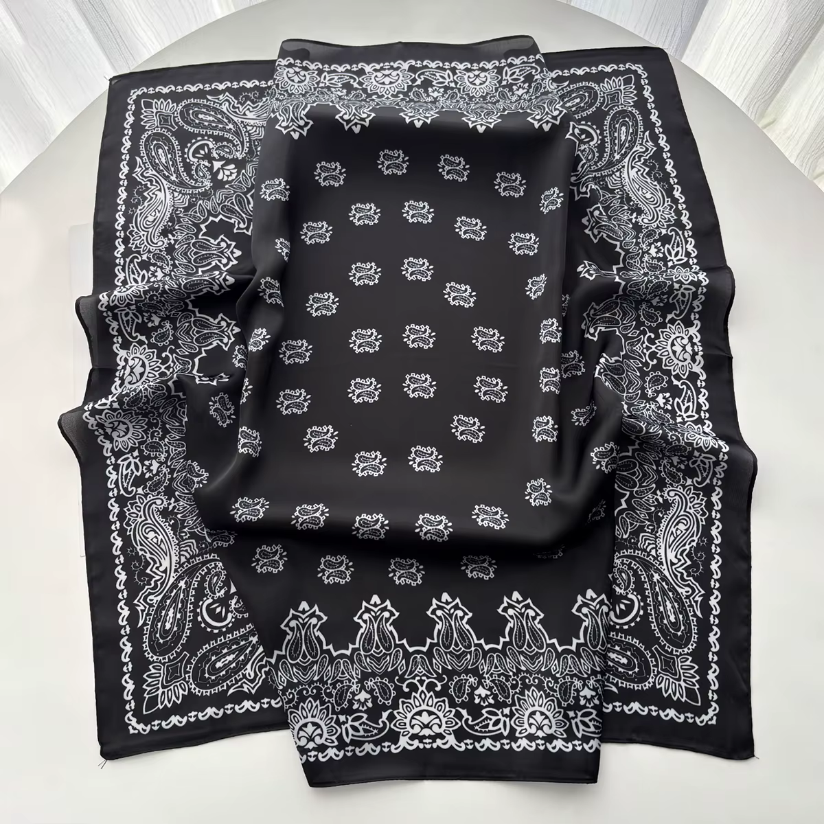 Foulard carré rétro en soie satinée à motif cachemire pour femme