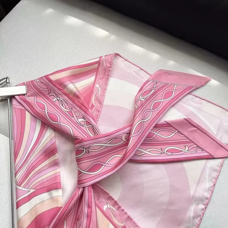 Foulard rose pour femme au design tendance avec logo signature de créateur