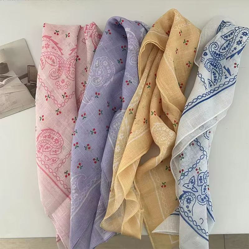Foulard carré imprimé cerises pour femme