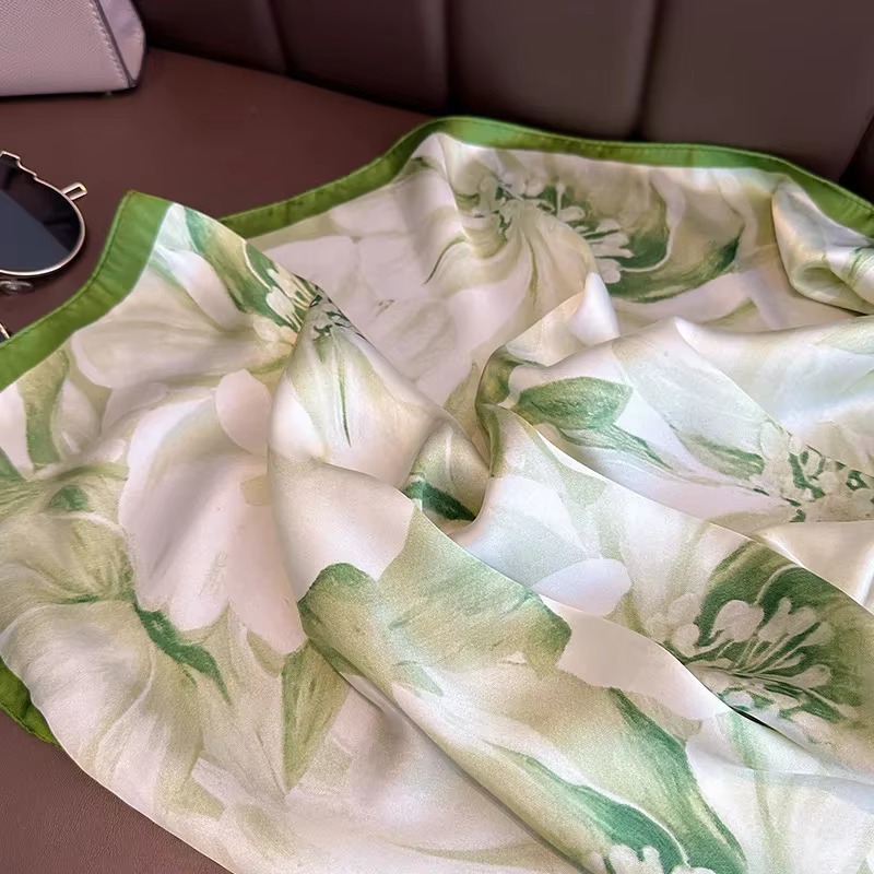 Écharpe carrée à imprimé floral vert pour femme