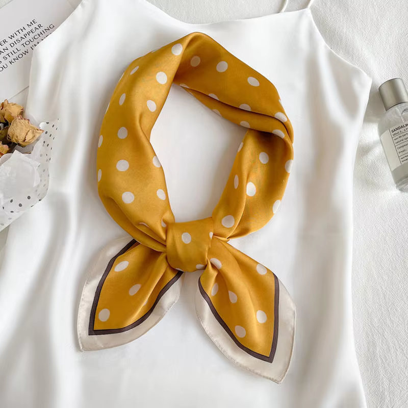 Foulard carré pour femme à pois