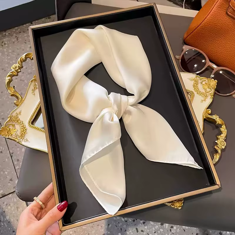 ◮ Écharpe en soie noire et blanche pour femme