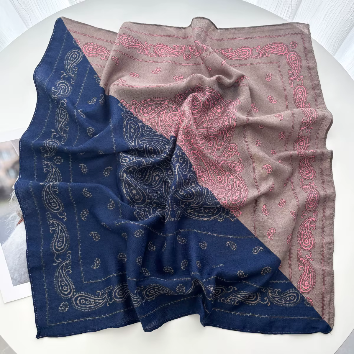 Foulard carré de luxe 70x70cm pour femmes