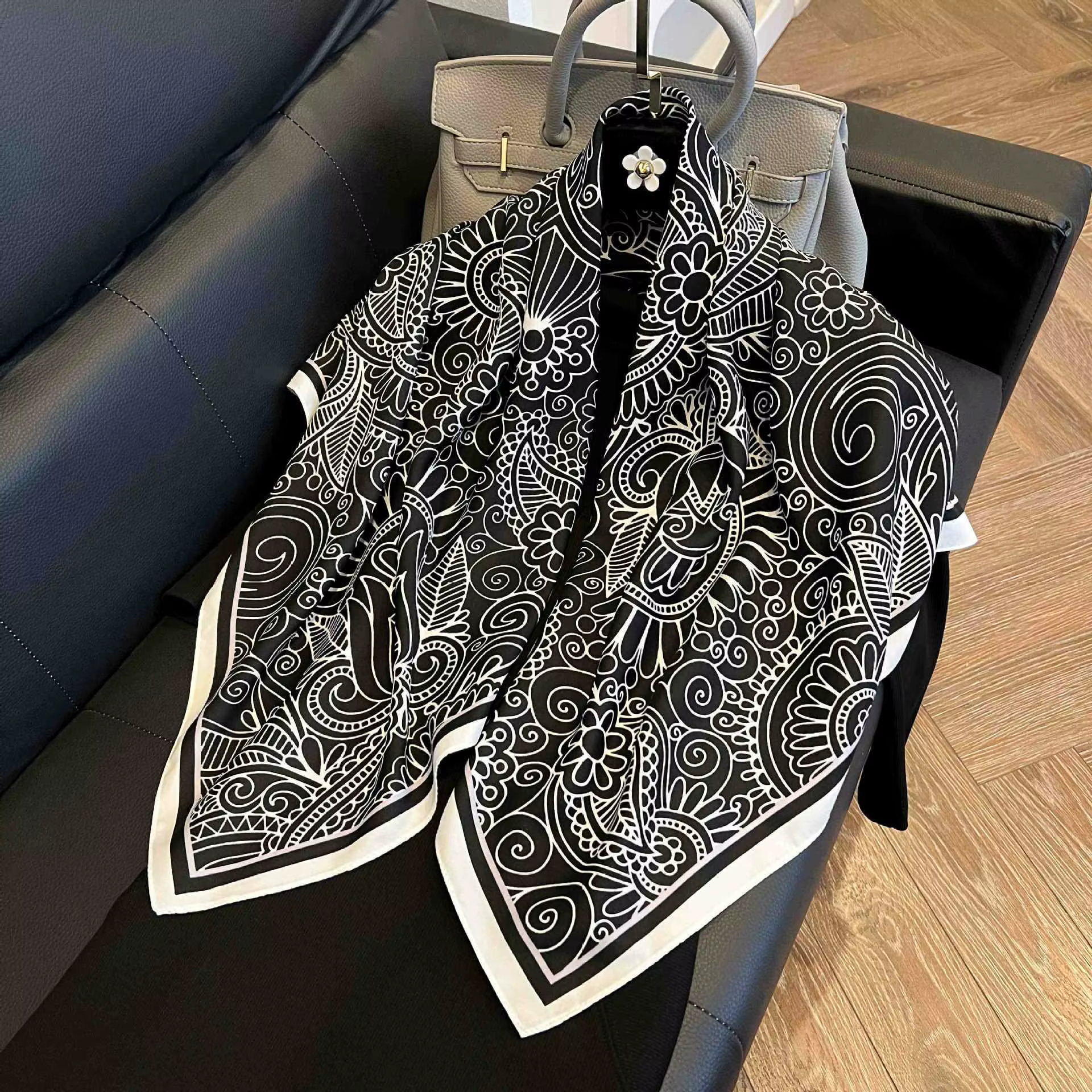 Écharpe carrée en soie de luxe pour femme
