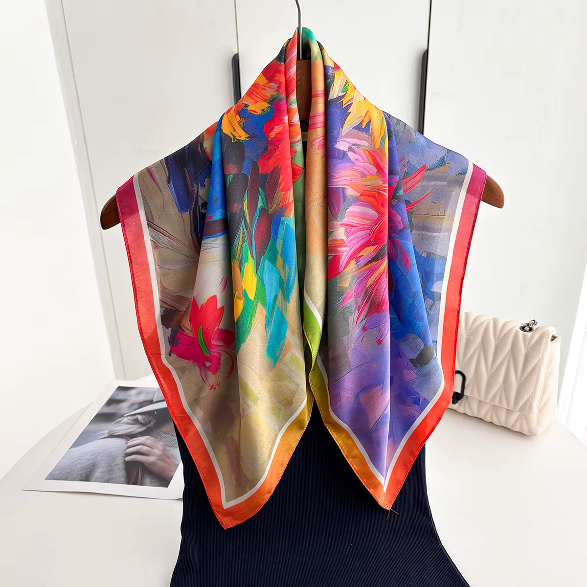 Foulard carré élégant pour femme en imitation soie à motif floral