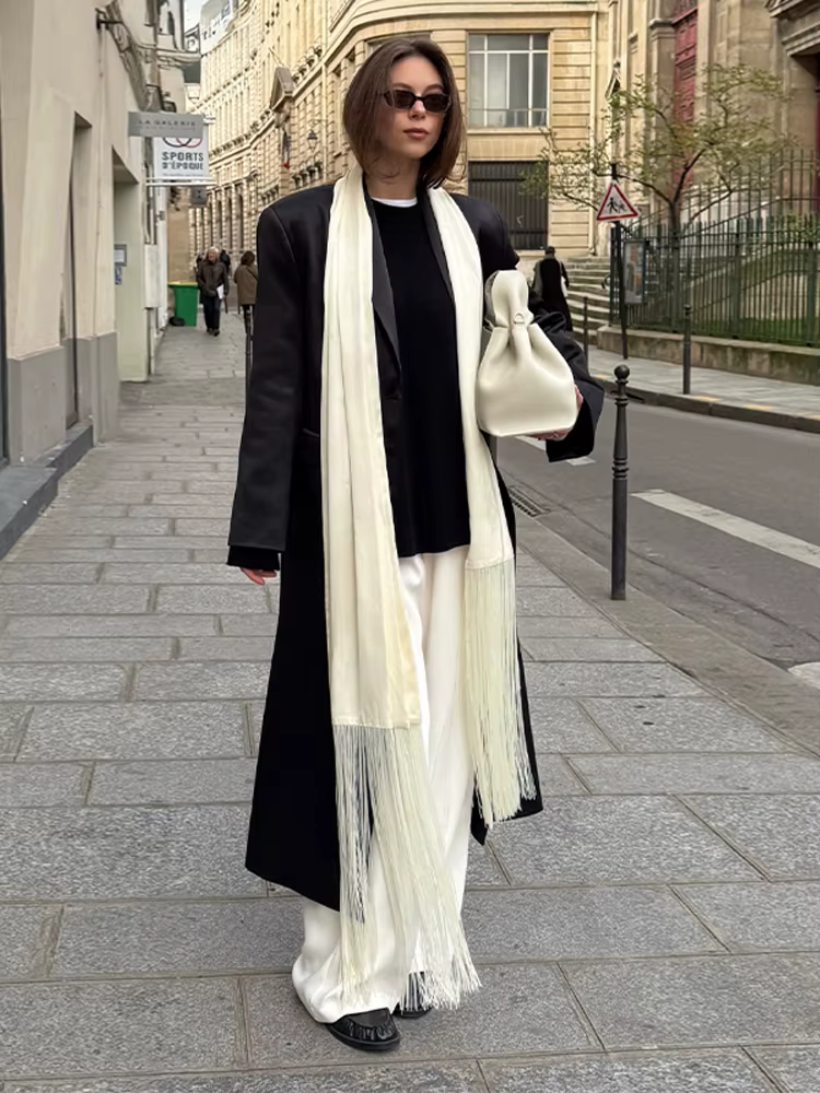 Écharpe en satin à franges et pompons