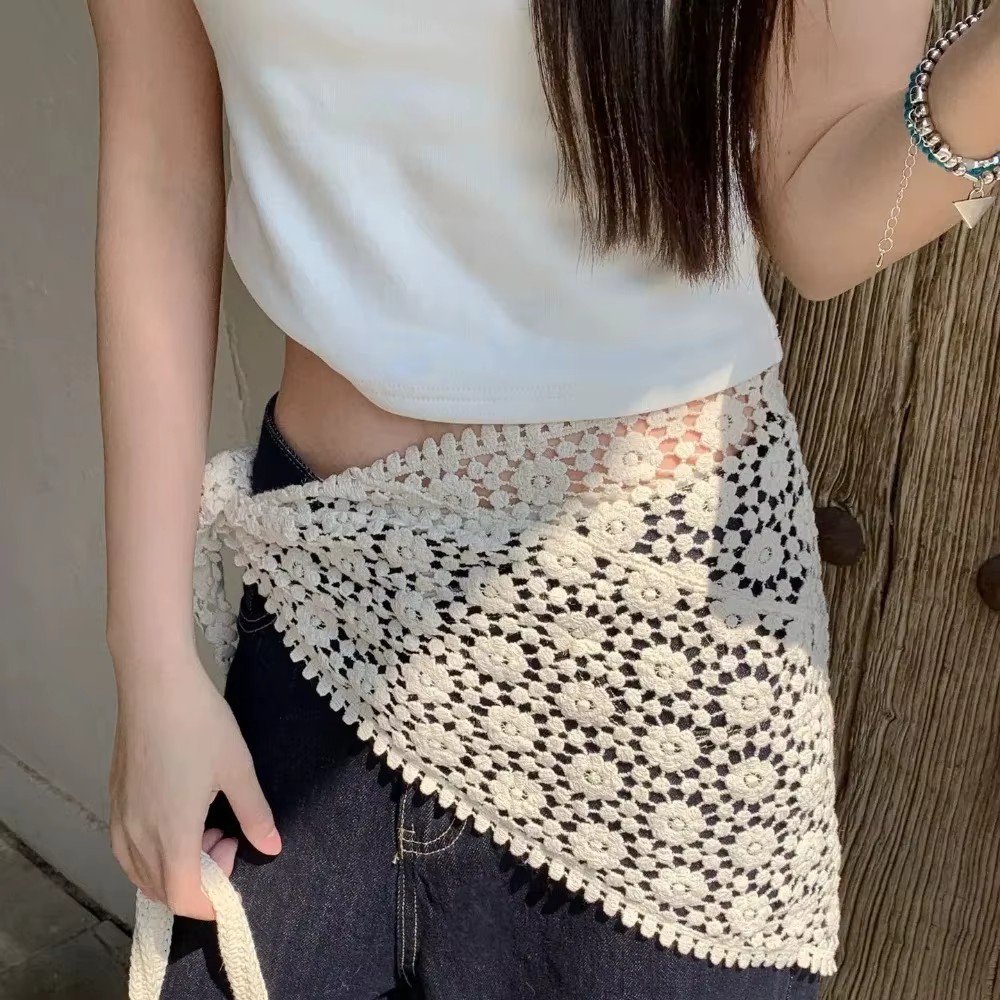 Châle triangulaire ajouré au crochet