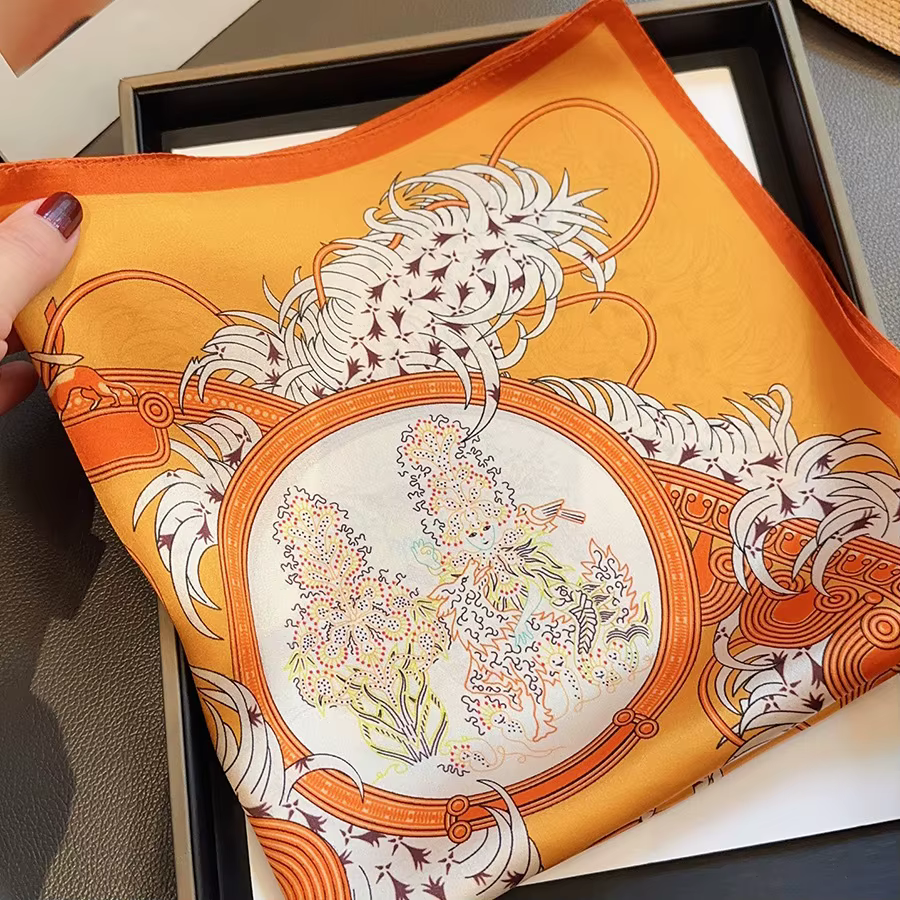 Nouvelle collection printemps : Foulard carré en soie orange pour femme