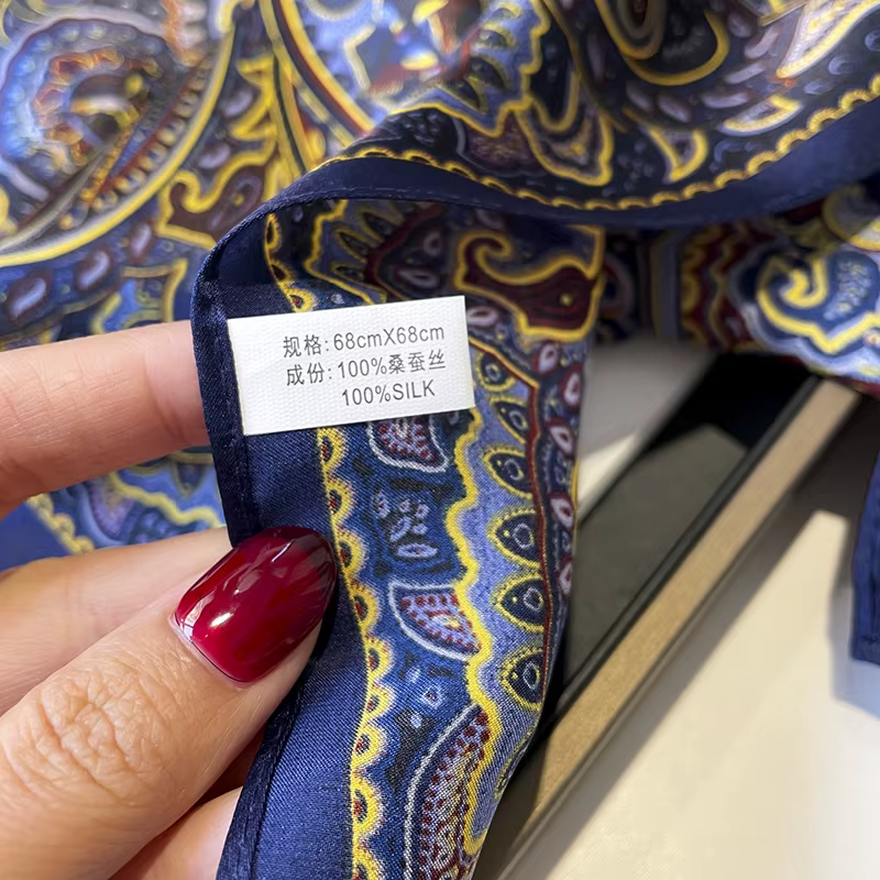 Nouveau Foulard Carré en Soie Bleu à Motifs Floraux 68cm