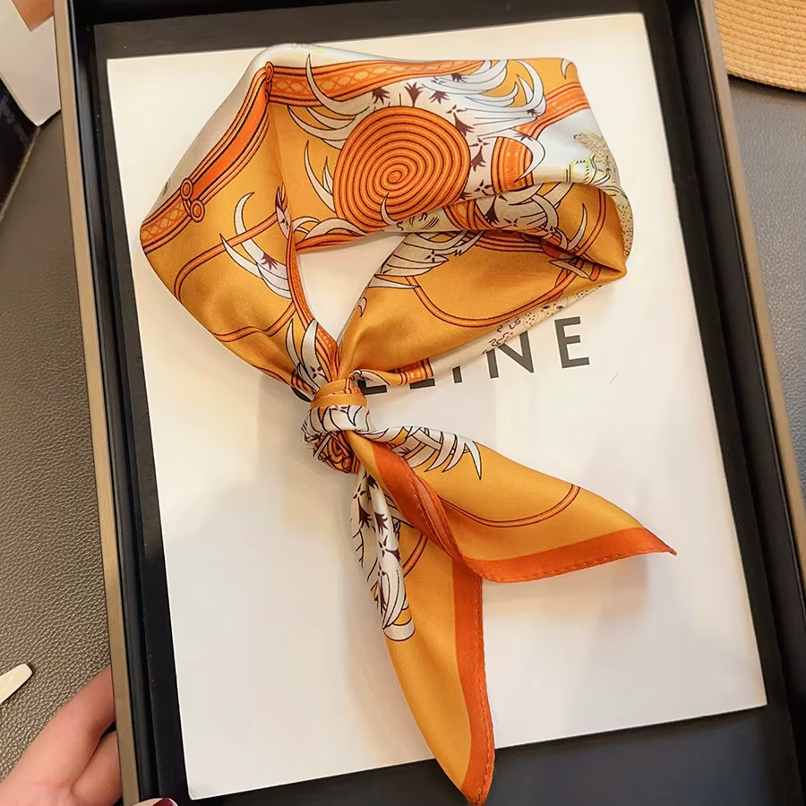Nouvelle collection printemps : Foulard carré en soie orange pour femme
