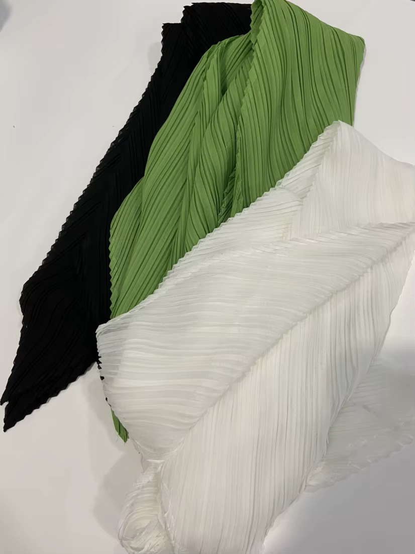 Écharpe élégante plissée Miyake