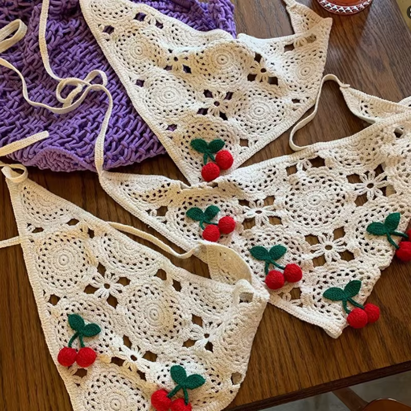 Foulard chic avec fleurs au crochet et bandeau triangle cerise de style français