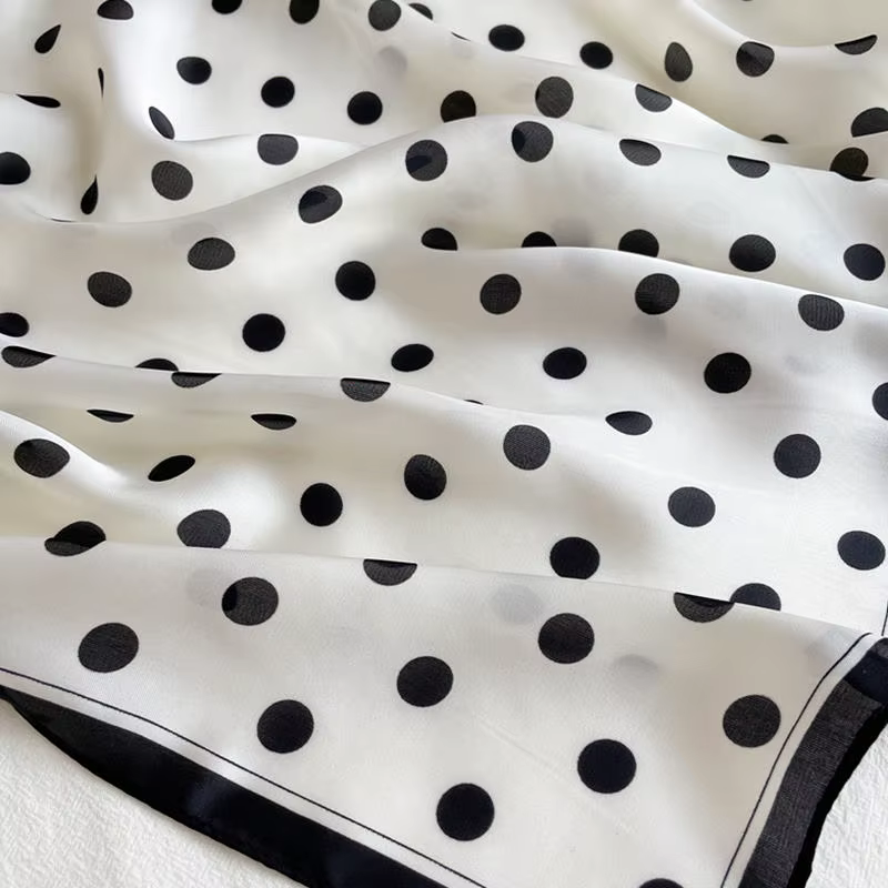 Foulard carré pour femme à pois