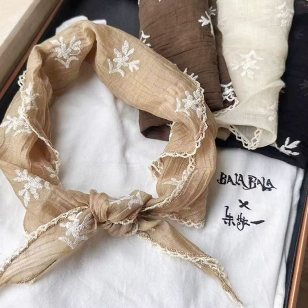 Écharpe triangulaire en dentelle française pour femme