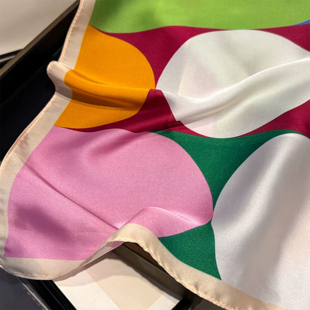 Foulard carré en soie à blocs de couleur géométriques pour femme