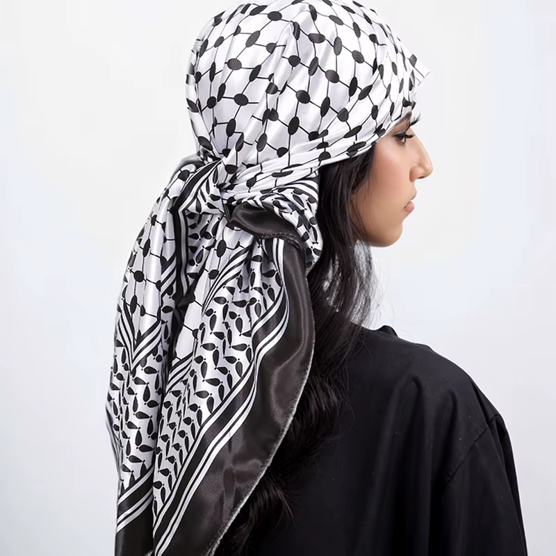 Foulard Carré en Satin Imprimé Arabe pour Femme Musulmane