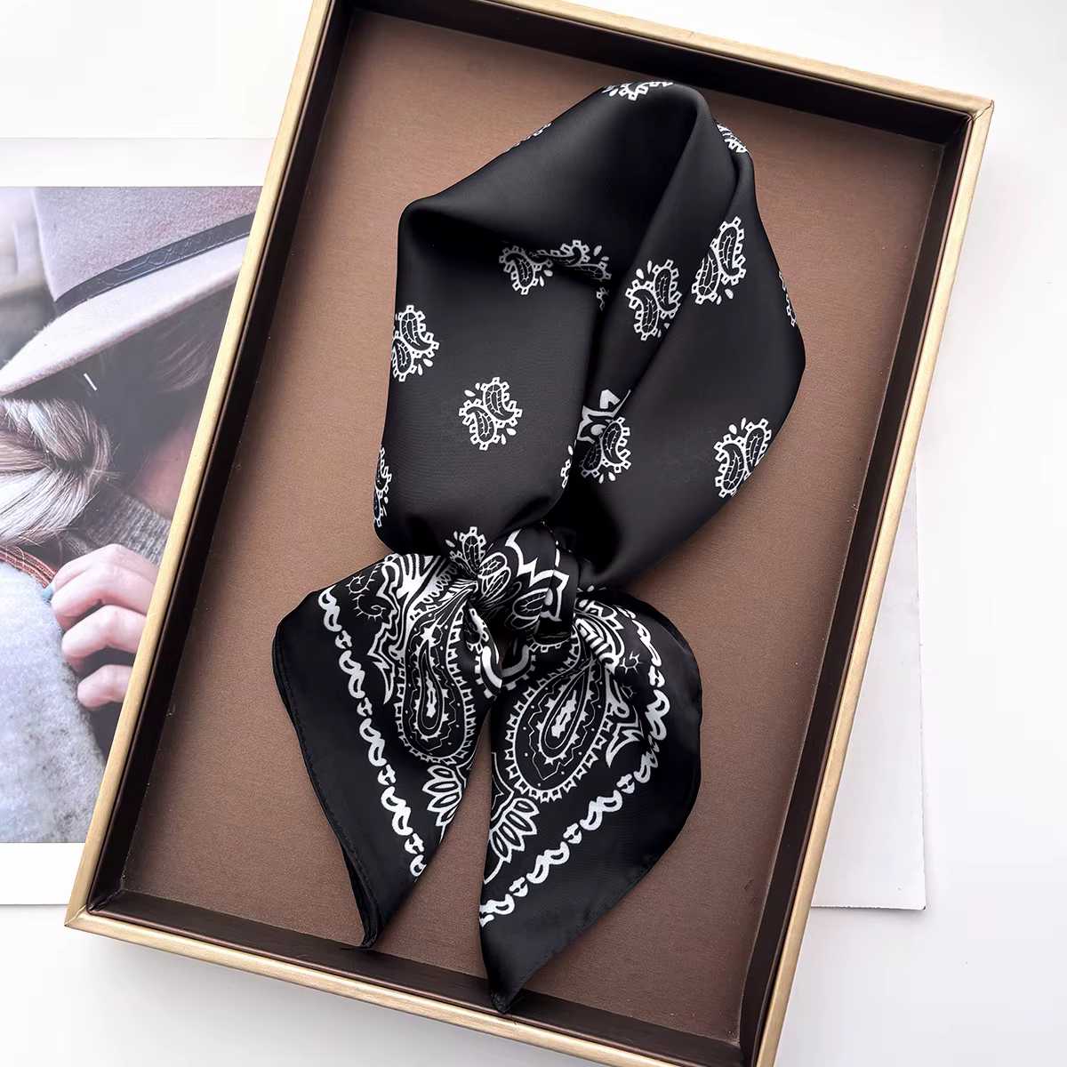 Foulard carré rétro en soie satinée à motif cachemire pour femme